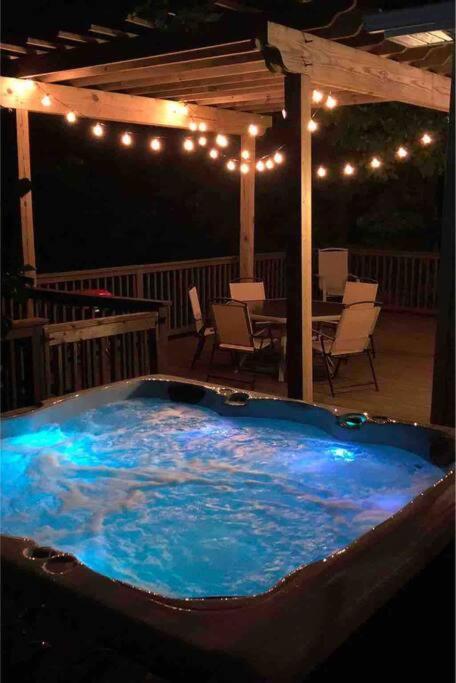 Driftwood Cottage With Hot Tub On Lake Cumberland Russell Springs Exteriör bild